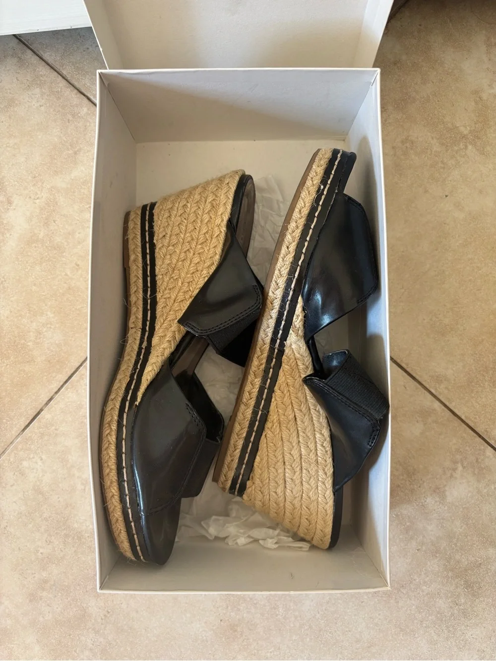 Nine West White and Black Graphic Shoe Box